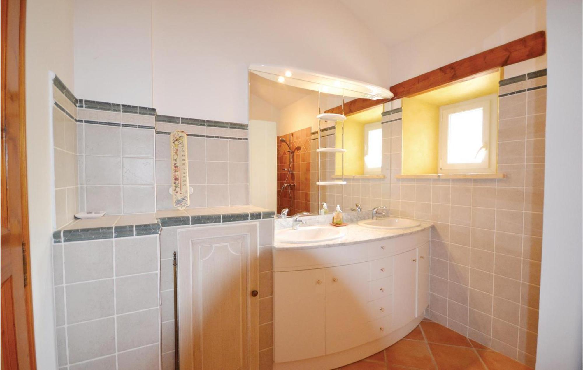 Awesome Home In Bollene With Wifi Екстериор снимка
